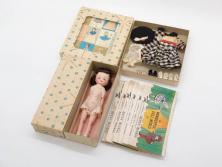 Tiny Betsy McCall(タイニー・ベッツィー・マッコール)　パッチリとした瞳が愛らしい人形と服や小物セット(ファッションドール、着せ替え人形、女の子、目つむり人形、アメリカ、ブリンキング・アイ、外箱付き)(R-080556)
