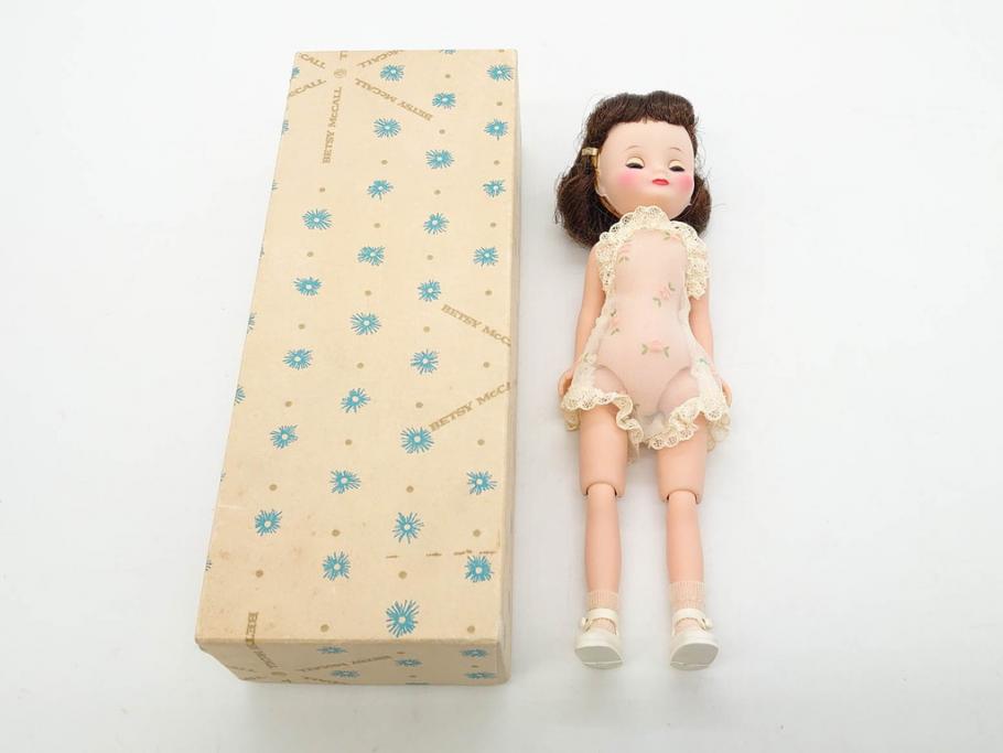 Tiny Betsy McCall(タイニー・ベッツィー・マッコール)　パッチリとした瞳が愛らしい人形と服や小物セット(ファッションドール、着せ替え人形、女の子、目つむり人形、アメリカ、ブリンキング・アイ、外箱付き)(R-080556)