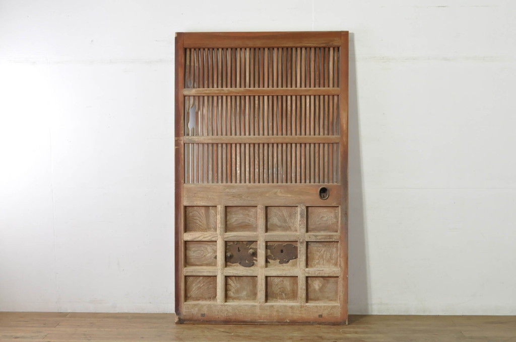 アンティーク建具　上手物!!　北陸産　総欅(ケヤキ)材　鶴と亀の金具がアクセントの格子蔵戸1枚(引き戸、玄関戸)(R-080233)