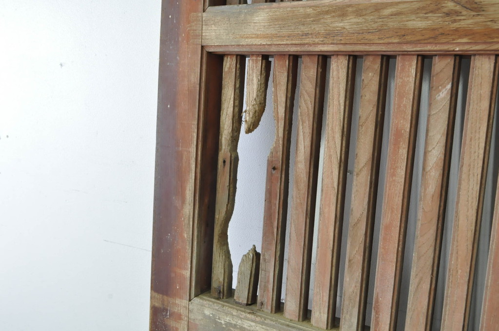 アンティーク建具　上手物!!　北陸産　総欅(ケヤキ)材　鶴と亀の金具がアクセントの格子蔵戸1枚(引き戸、玄関戸)(R-080233)