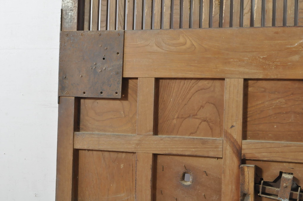 アンティーク建具　上手物!!　北陸産　総欅(ケヤキ)材　鶴と亀の金具がアクセントの格子蔵戸1枚(引き戸、玄関戸)(R-080233)