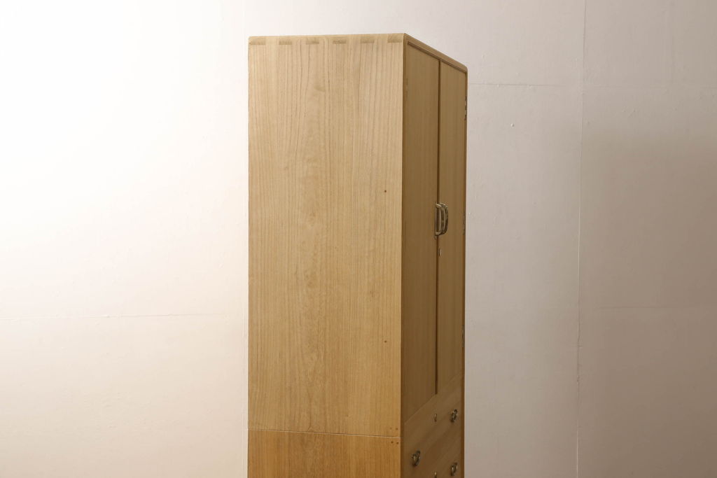 【桐箪笥(桐たんす)リメイク実例】総桐箪笥に高品質リペアを施しました。桐材本来の美しさを生かした木地仕上げを施し、さらに木部の呼吸も妨げない蜜蝋ワックスで仕上げました。(総桐たんす、着物箪笥、衣装箪笥、整理箪笥、引き出し、和タンス)