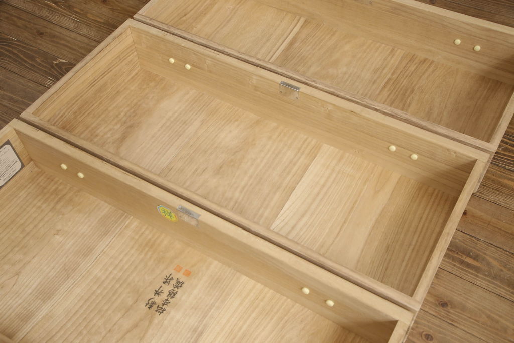 【桐箪笥(桐たんす)リメイク実例】総桐箪笥に高品質リペアを施しました。桐材本来の美しさを生かした木地仕上げを施し、さらに木部の呼吸も妨げない蜜蝋ワックスで仕上げました。(総桐たんす、着物箪笥、衣装箪笥、整理箪笥、引き出し、和タンス)