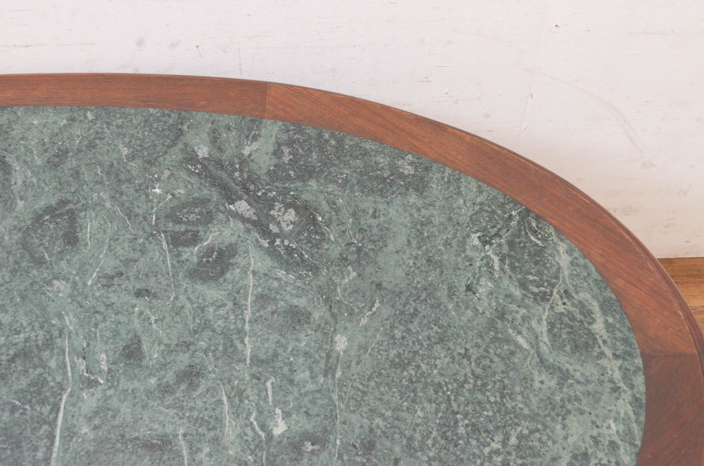 イギリスビンテージ　天板大理石が目を引くクラシカルなお部屋に取り入れたいオーバルセンターテーブル(リビングテーブル、楕円、ローテーブル、英国、ヴィンテージ)(R-072632)