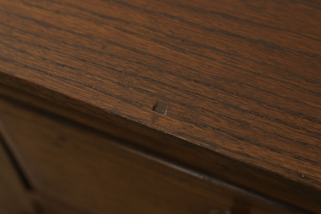 イギリスアンティーク　オーク材　古い木の質感が味わいのある空間を演出するサイドボード(収納棚、戸棚、キャビネット)(R-053124)