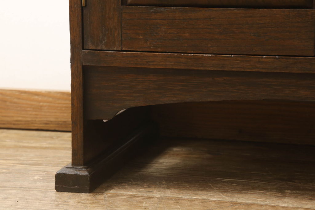 イギリスアンティーク　オーク材　古い木の質感が味わいのある空間を演出するサイドボード(収納棚、戸棚、キャビネット)(R-053124)