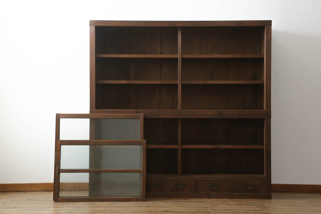【セミオーダー家具実例】二段重ね収納棚に高品質リペアを施しました。ご希望に合わせて奥行をリサイズし、1トーン程落ち着いた色に着色して仕上げました。(キャビネット、戸棚、食器棚、飾り棚、ガラスケース、店舗什器、本箱、ブックケース)