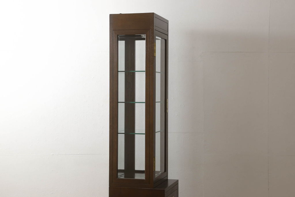 中古　カリモク家具(karimoku)　domani(ドマーニ)　Morganton(モーガントン)　スリムで背の高いガラスキャビネット(定価約30万円)(ガラスケース、飾り棚、陳列棚)(R-057453)