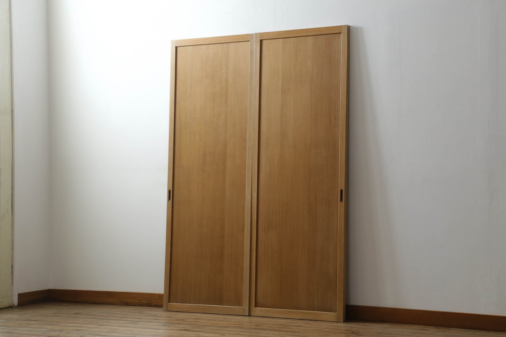 【セミオーダー家具実例】昭和初期の板戸に高品質リペアを施しました。ご希望のサイズにリサイズし、お客様ご指定の金具を取り付けられるよう吊り金具を加工。現状の雰囲気を生かしてクリアワックスのみで仕上げる木味仕上げを施しました。(引き戸、建具)