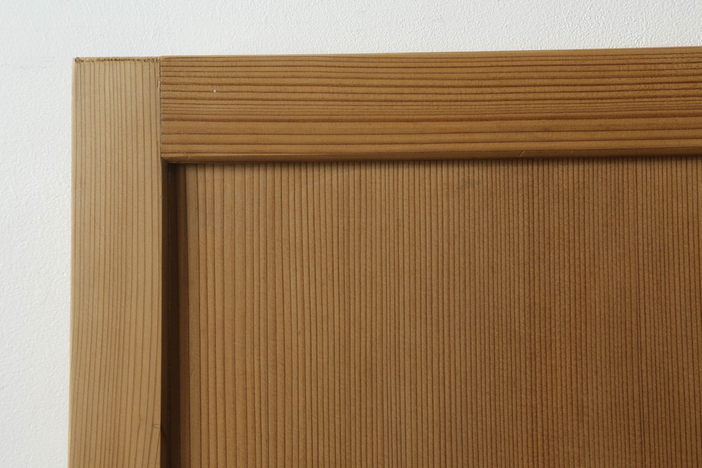 【セミオーダー家具実例】昭和初期の板戸に高品質リペアを施しました。ご希望のサイズにリサイズし、お客様ご指定の金具を取り付けられるよう吊り金具を加工。現状の雰囲気を生かしてクリアワックスのみで仕上げる木味仕上げを施しました。(引き戸、建具)