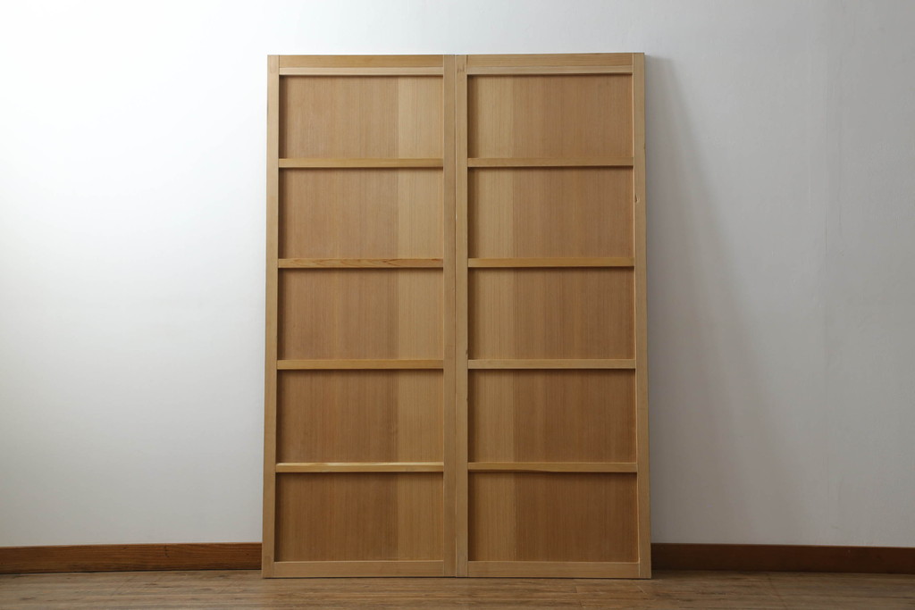【セミオーダー家具実例】昭和初期の板戸に高品質リペアを施しました。ご希望のサイズにリサイズし、お客様ご指定の金具を取り付けられるよう吊り金具を加工。現状の雰囲気を生かしてクリアワックスのみで仕上げる木味仕上げを施しました。(引き戸、建具)