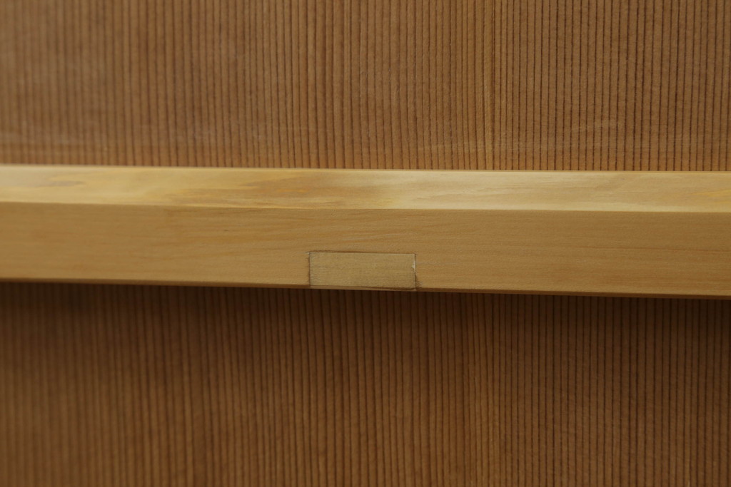【セミオーダー家具実例】昭和初期の板戸に高品質リペアを施しました。ご希望のサイズにリサイズし、お客様ご指定の金具を取り付けられるよう吊り金具を加工。現状の雰囲気を生かしてクリアワックスのみで仕上げる木味仕上げを施しました。(引き戸、建具)