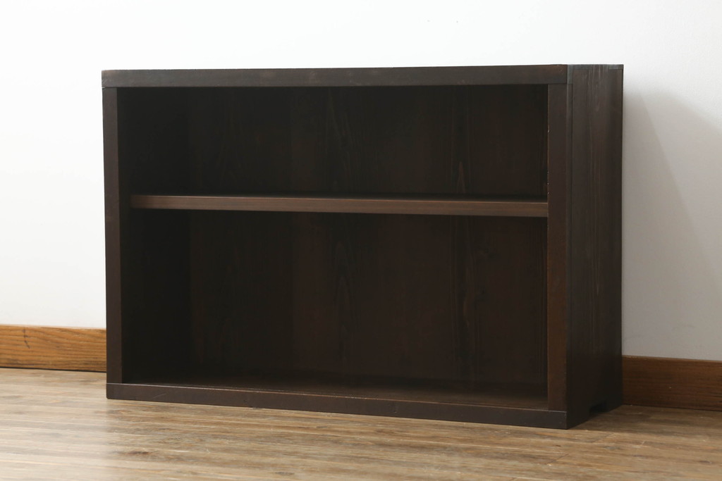 【セミオーダー家具実例】昭和初期の飾り棚に高品質リペアを施しました。下段はA4の本が収納できるよう棚板を調整し、現状のお色味をベースに1トーンほど濃いお色味に着色して仕上げました。(オープンラック、本棚、書棚、陳列棚、収納棚、サイドボード、サイドキャビネット、店舗什器)