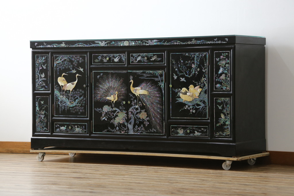 中古　美品!!　高級品　韓国民芸家具　孔雀　鳳凰(ホウオウ)　花鳥図　蝶図　煌びやかで美しい螺鈿(ラデン)細工が見事なガラス天板のサイドボード(収納棚、戸棚、リビングボード、サイドキャビネット)(定価約150万円)(R-081234)