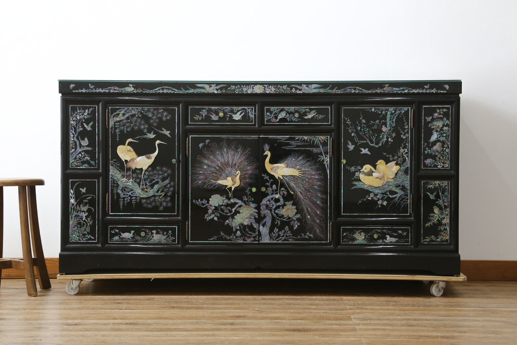 中古　美品!!　高級品　韓国民芸家具　孔雀　鳳凰(ホウオウ)　花鳥図　蝶図　煌びやかで美しい螺鈿(ラデン)細工が見事なガラス天板のサイドボード(収納棚、戸棚、リビングボード、サイドキャビネット)(定価約150万円)(R-081234)