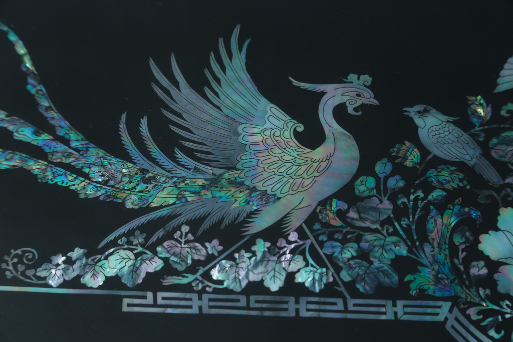 中古　美品!!　高級品　韓国民芸家具　孔雀　鳳凰(ホウオウ)　花鳥図　蝶図　煌びやかで美しい螺鈿(ラデン)細工が見事なガラス天板のサイドボード(収納棚、戸棚、リビングボード、サイドキャビネット)(定価約150万円)(R-081234)
