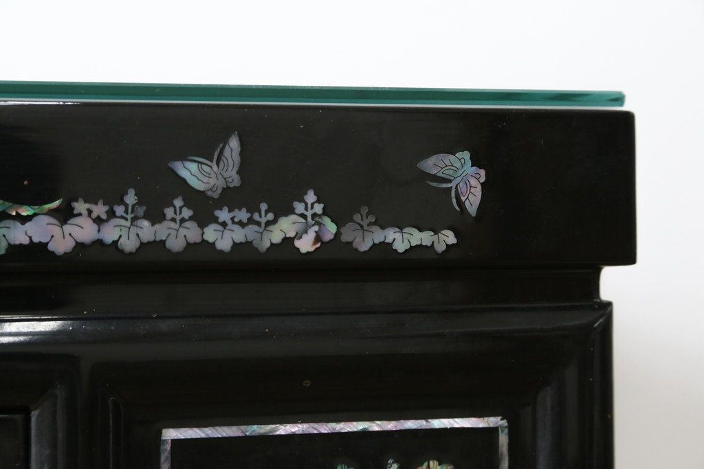 中古　美品!!　高級品　韓国民芸家具　孔雀　鳳凰(ホウオウ)　花鳥図　蝶図　煌びやかで美しい螺鈿(ラデン)細工が見事なガラス天板のサイドボード(収納棚、戸棚、リビングボード、サイドキャビネット)(定価約150万円)(R-081234)