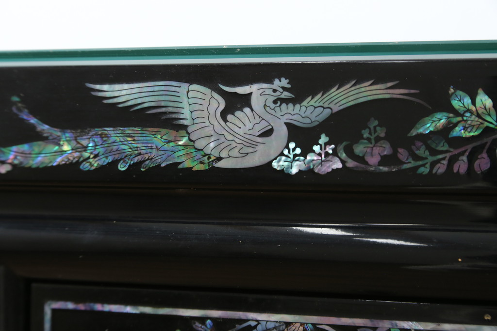中古　美品!!　高級品　韓国民芸家具　孔雀　鳳凰(ホウオウ)　花鳥図　蝶図　煌びやかで美しい螺鈿(ラデン)細工が見事なガラス天板のサイドボード(収納棚、戸棚、リビングボード、サイドキャビネット)(定価約150万円)(R-081234)