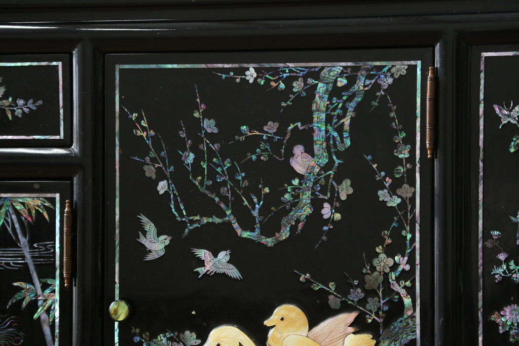 中古　美品!!　高級品　韓国民芸家具　孔雀　鳳凰(ホウオウ)　花鳥図　蝶図　煌びやかで美しい螺鈿(ラデン)細工が見事なガラス天板のサイドボード(収納棚、戸棚、リビングボード、サイドキャビネット)(定価約150万円)(R-081234)