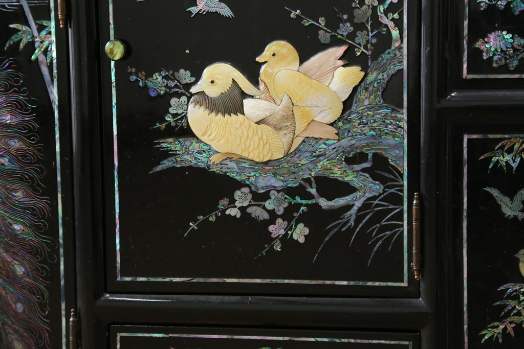 中古　美品!!　高級品　韓国民芸家具　孔雀　鳳凰(ホウオウ)　花鳥図　蝶図　煌びやかで美しい螺鈿(ラデン)細工が見事なガラス天板のサイドボード(収納棚、戸棚、リビングボード、サイドキャビネット)(定価約150万円)(R-081234)