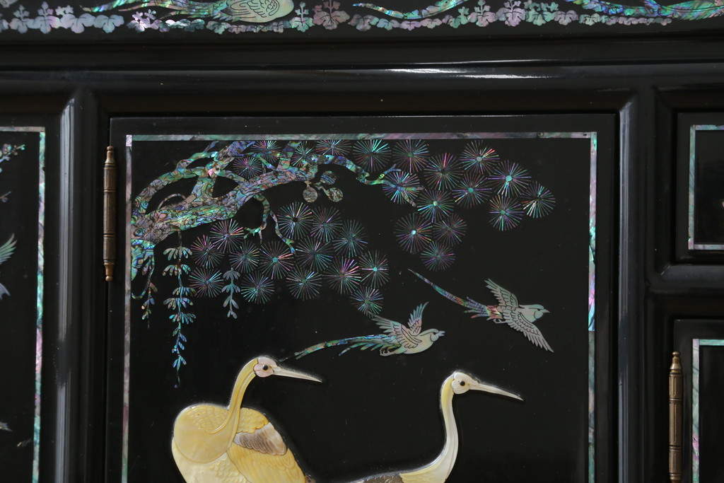 中古　美品!!　高級品　韓国民芸家具　孔雀　鳳凰(ホウオウ)　花鳥図　蝶図　煌びやかで美しい螺鈿(ラデン)細工が見事なガラス天板のサイドボード(収納棚、戸棚、リビングボード、サイドキャビネット)(定価約150万円)(R-081234)