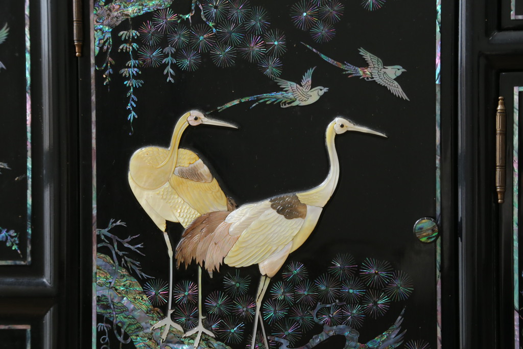 中古　美品!!　高級品　韓国民芸家具　孔雀　鳳凰(ホウオウ)　花鳥図　蝶図　煌びやかで美しい螺鈿(ラデン)細工が見事なガラス天板のサイドボード(収納棚、戸棚、リビングボード、サイドキャビネット)(定価約150万円)(R-081234)