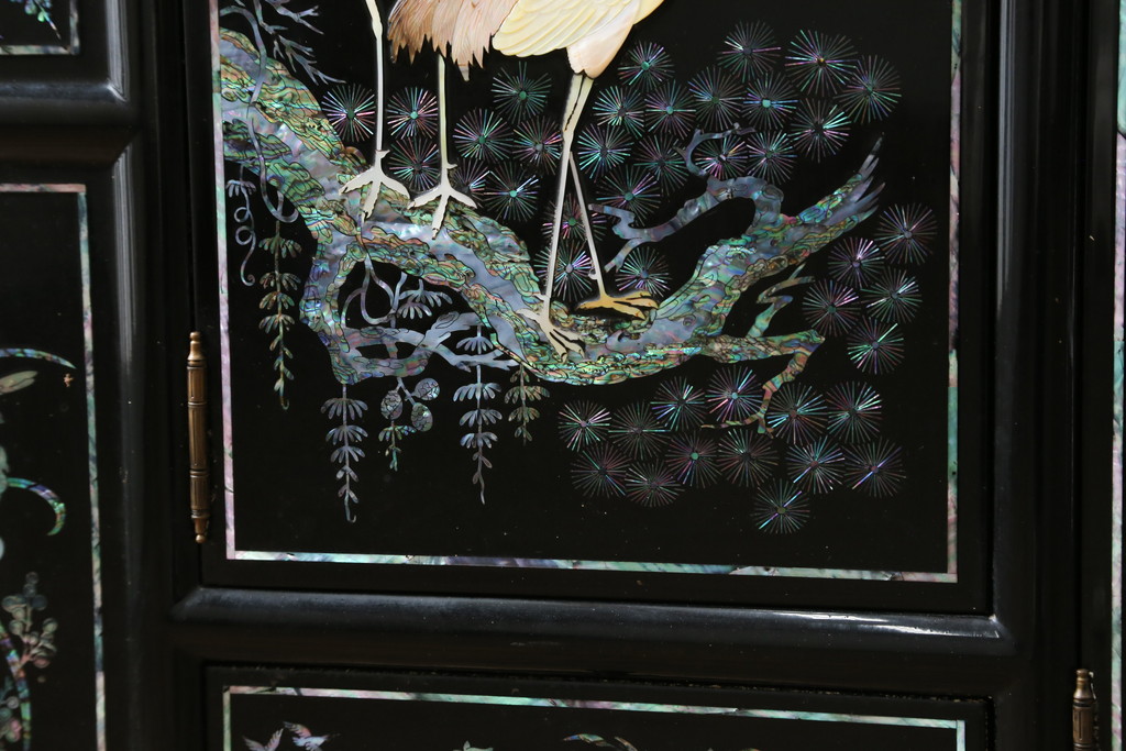 中古　美品!!　高級品　韓国民芸家具　孔雀　鳳凰(ホウオウ)　花鳥図　蝶図　煌びやかで美しい螺鈿(ラデン)細工が見事なガラス天板のサイドボード(収納棚、戸棚、リビングボード、サイドキャビネット)(定価約150万円)(R-081234)