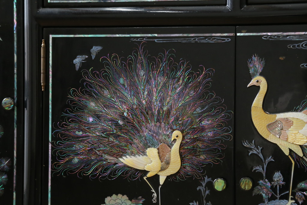 中古　美品!!　高級品　韓国民芸家具　孔雀　鳳凰(ホウオウ)　花鳥図　蝶図　煌びやかで美しい螺鈿(ラデン)細工が見事なガラス天板のサイドボード(収納棚、戸棚、リビングボード、サイドキャビネット)(定価約150万円)(R-081234)