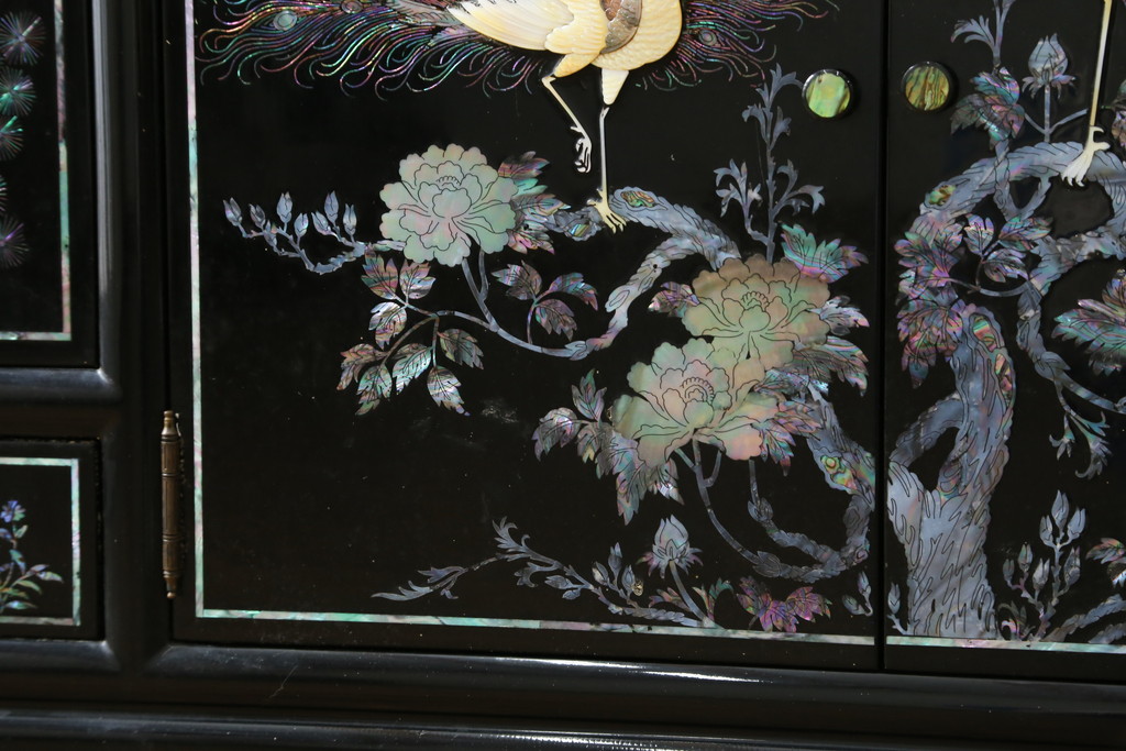中古　美品!!　高級品　韓国民芸家具　孔雀　鳳凰(ホウオウ)　花鳥図　蝶図　煌びやかで美しい螺鈿(ラデン)細工が見事なガラス天板のサイドボード(収納棚、戸棚、リビングボード、サイドキャビネット)(定価約150万円)(R-081234)