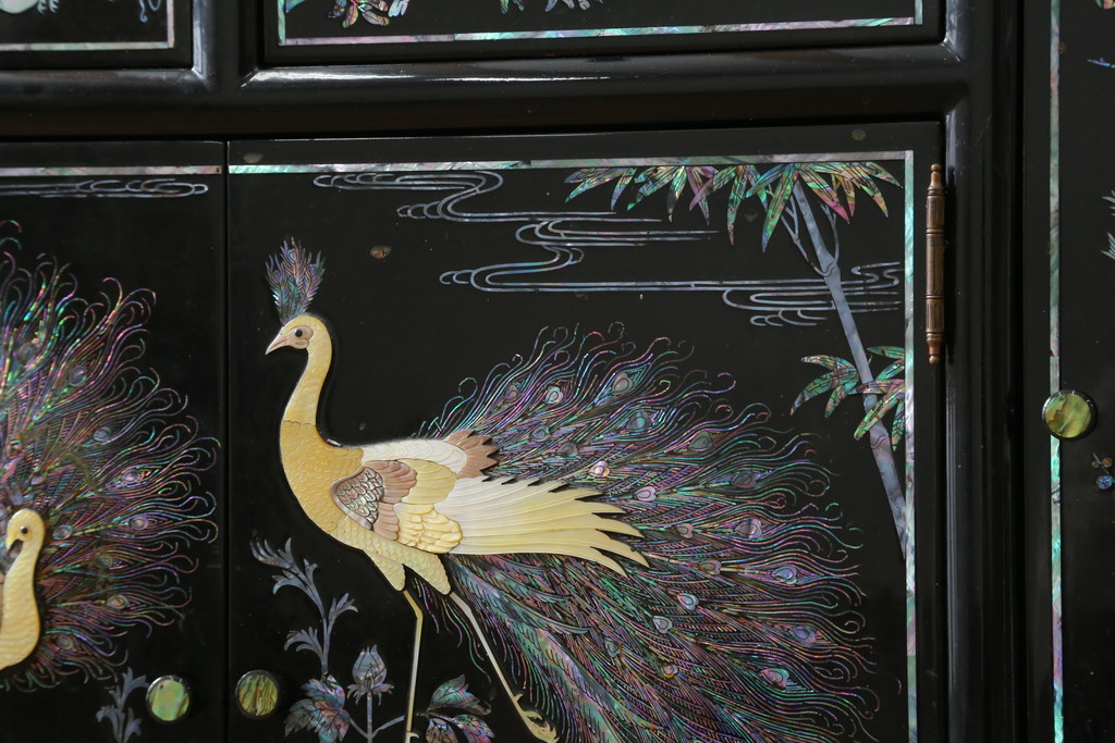中古　美品!!　高級品　韓国民芸家具　孔雀　鳳凰(ホウオウ)　花鳥図　蝶図　煌びやかで美しい螺鈿(ラデン)細工が見事なガラス天板のサイドボード(収納棚、戸棚、リビングボード、サイドキャビネット)(定価約150万円)(R-081234)