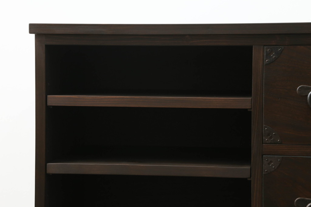 【オーダー家具実例】当店のオリジナル家具を参考に、リビングボードを新規製作しました。ご希望のサイズで棚板を製作し、引出し前板には古材を使用。配線用に背面に穴あけ加工を施し、当店商品を参考に着色して仕上げました。(古金具リメイク、サイドボード、ローボード、収納棚)