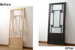 【セミオーダー家具実例】当店オリジナル商品のガラス戸をリメイクしました。ご希望の幅にリサイズし、引手を左側両面に取り付け、お好みの色ガラスとスリガラスを取り付け。当店商品を参考にチェスナット系に着色して仕上げました。(引き戸、建具)