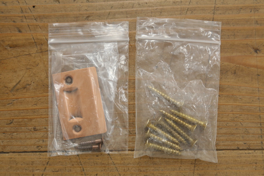 【セミオーダー家具実例】昭和初期のペイントドアに高品質リペアを施しました。ご希望に合わせてリサイズし、丁番を取り換え、アンティークホワイトにペイントして仕上げました。(扉、木製ドア、建具)
