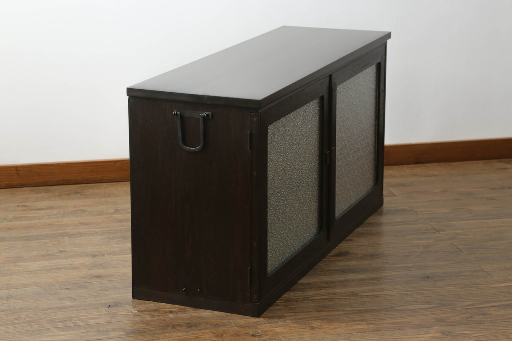 【セミオーダー家具実例】テレビ台に高品質リペアを施しました。観音扉をガラス扉に変更し、ヒノキ材にて天板を補強。既存の衣装盆は残しつつ本を載せされるよう交換用の棚板を1枚新規製作しました。現状をベースに1トーン程落ち着いた色に着色して仕上げました。(ローボード、テレビボード、和タンス、時代箪笥、引き出し)