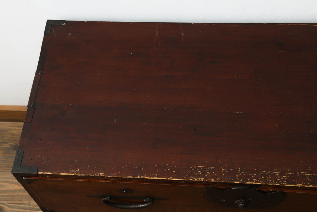 和製アンティーク　漆塗り　前面欅(ケヤキ)材　縁起物とされる「ふくら雀」の金具が可愛らしい二段重ね時代箪笥(重ね箪笥、和タンス、衣装たんす、整理箪笥、収納たんす、福良雀、引き出し)(R-074753)