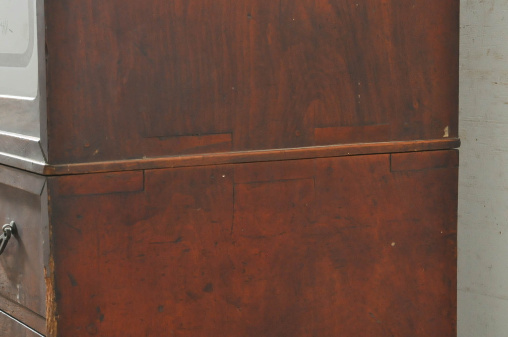 和製アンティーク　前面欅(ケヤキ)材　素朴な佇まいに懐かしさを感じる二段重ね茶箪笥(茶棚、戸棚、収納棚、食器棚、カップボード)(R-072886)