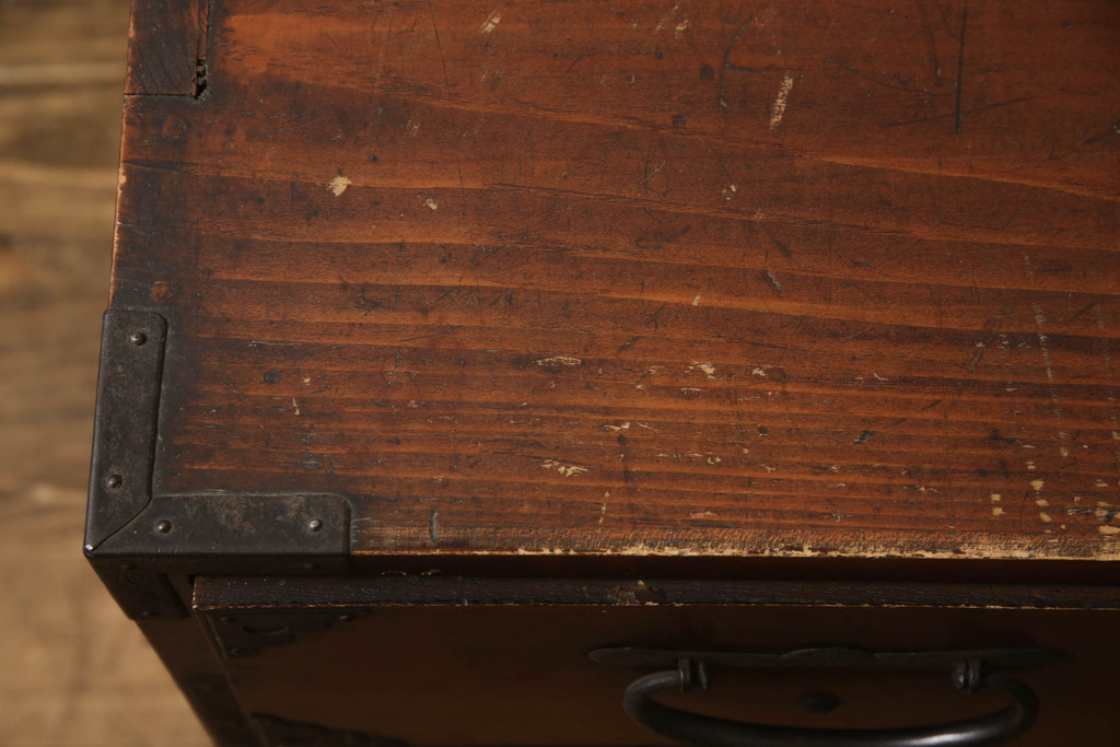 和製アンティーク　前面欅(ケヤキ)材　縁起物の唐獅子金具が目を引く仙台箪笥ローボード(収納箪笥、引き出し、ローチェスト、テレビ台、テレビボード、時代箪笥)(R-066309)