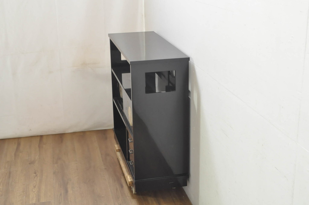 中古　美品　輪島塗り　シンプルながらも上品さを醸し出す漆塗りの飾り棚(茶棚、収納棚、戸棚、サイドキャビネット)(定価約120万円)(R-080282)