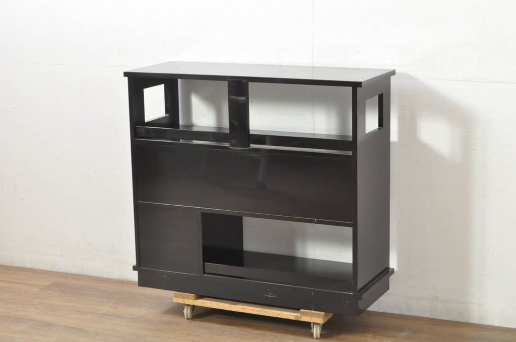 中古　美品　輪島塗り　シンプルながらも上品さを醸し出す漆塗りの飾り棚(茶棚、収納棚、戸棚、サイドキャビネット)(定価約120万円)(R-080282)