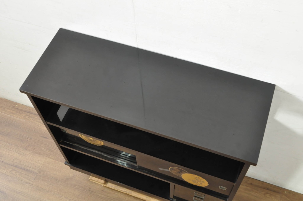 中古　美品　輪島塗り　シンプルながらも上品さを醸し出す漆塗りの飾り棚(茶棚、収納棚、戸棚、サイドキャビネット)(定価約120万円)(R-080282)