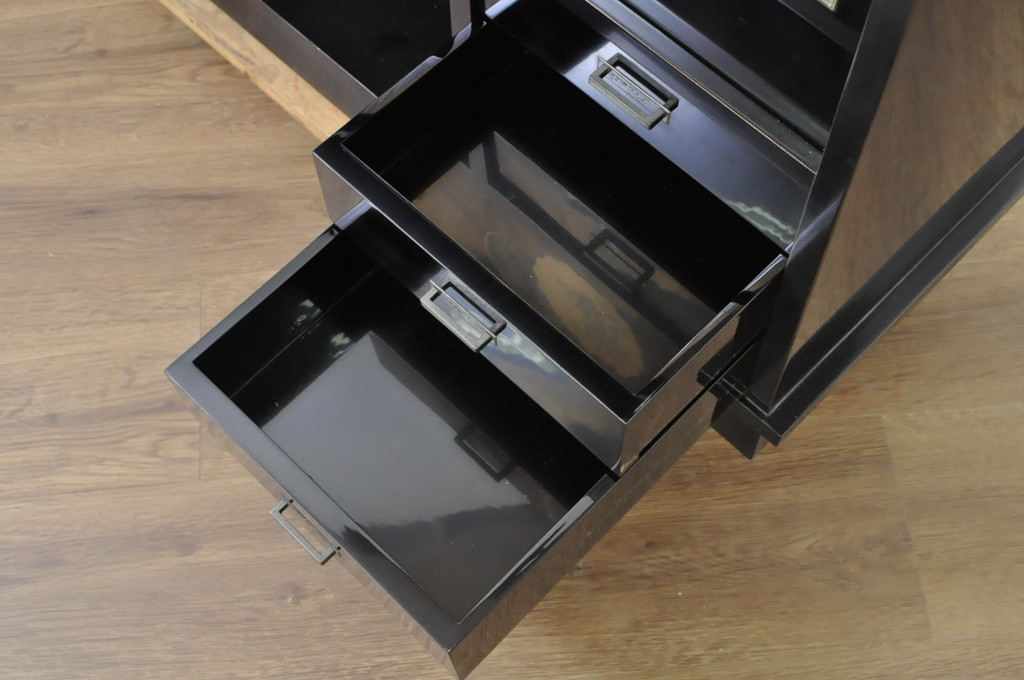 中古　美品　輪島塗り　シンプルながらも上品さを醸し出す漆塗りの飾り棚(茶棚、収納棚、戸棚、サイドキャビネット)(定価約120万円)(R-080282)