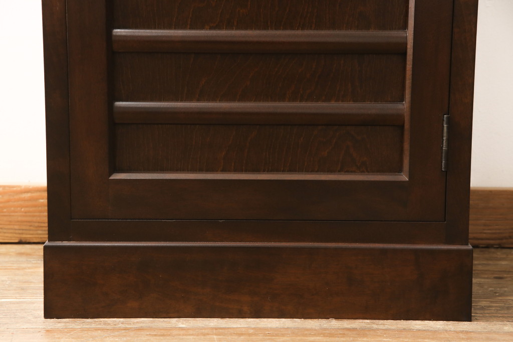 中古　美品　松本民芸家具　スリムで取り入れやすい縦型収納棚(食器棚、本箱、サイドキャビネット)(R-055899)