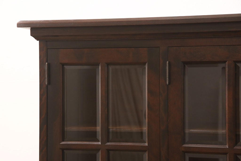【セミオーダー家具実例】北海道民芸家具のサイドキャビネットを高品質リペア・リメイクしました。ご希望の天板と台輪を取り付け、重厚で高級感のある佇まいに。新材で制作した部分も色合わせして、統一感のあるデザインに仕上げました。(収納棚、戸棚)