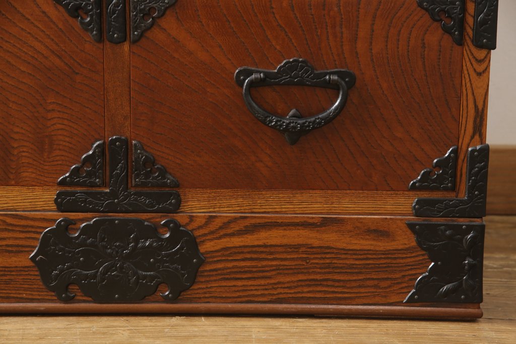 中古　美品　岩谷堂箪笥　立派な牡丹紋様金具が目を引く箪笥サイドボード(サイドチェスト、引き出し、タンス、衣装箪笥、収納箪笥)(R-055465)
