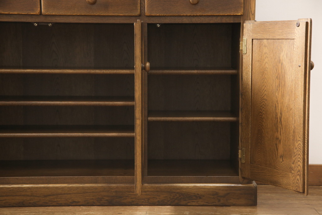 中古　美品　オーク材　ナラ材　国産手造り家具　プロビンシャルデザインの中にも上質さが感じられるキッチンキャビネット(食器棚、戸棚、収納棚)(R-056328)