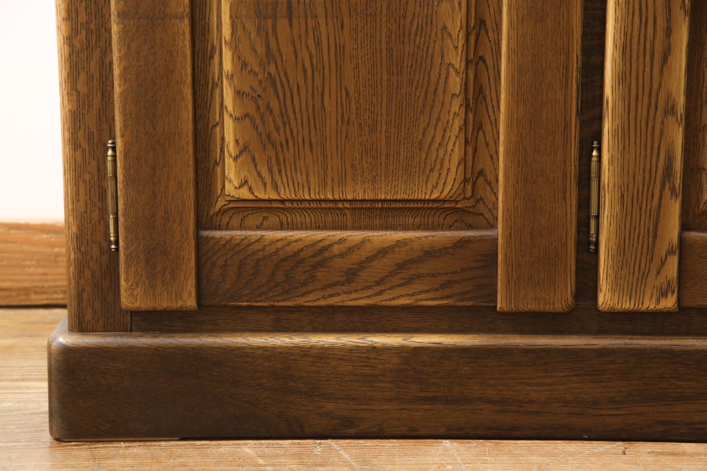 中古　美品　オーク材　ナラ材　国産手造り家具　プロビンシャルデザインの中にも上質さが感じられるキッチンキャビネット(食器棚、戸棚、収納棚)(R-056328)