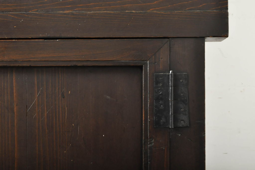 和製アンティーク　檜(ヒノキ)材　経年により深みを増した木色が趣のある収納箪笥サイドボード・下段(サイドキャビネット、サイドチェスト、引き出し)(R-060847)