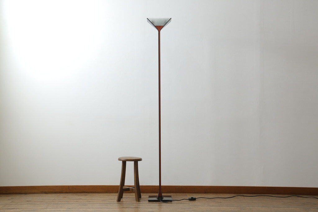 イタリアビンテージ　希少な廃盤品　FLOS(フロス)社　Papillona(パピローナ)　お部屋のアクセントにぴったりのシンプルでスタイリッシュなフロアライト(フロアランプ、スタンドライト、照明、間接照明、ヴィンテージ)(R-072671)