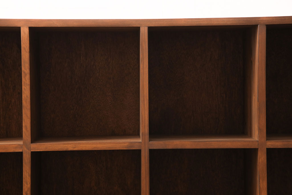 【オーダー家具実例】ラフジュ工房オリジナル商品のマス目棚を新規製作しました。ご希望のサイズ、棚の配置で、ヒノキ無垢材を使って制作。レトロで木の温かみ漂う収納棚に仕上がりました。(ロッカー、ラック、本棚)
