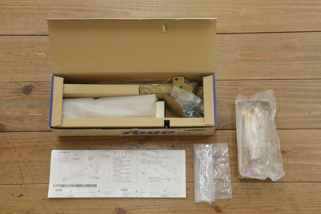 【セミオーダー家具実例】ペイントドアに高品質リペアを施しました。取り付け場所に合わせて仕様を変更し、戸枠を新たに製作しました。表面はブラウン色に着色し、裏面は白でペイント塗装し仕上げました。(エッチングガラス、彫刻ガラス、切子ガラス、英国、玄関ドア、玄関扉、建具)